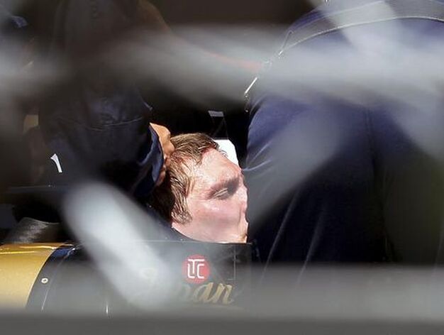Vitaly Petrov sufri&oacute; un accidente en el Gran Premio de M&oacute;naco.

Foto: EFE