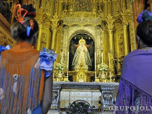 Dos romeras se despiden de la Virgen de la Macarena en la Bas&iacute;lica.

Foto: Manuel G&oacute;mez