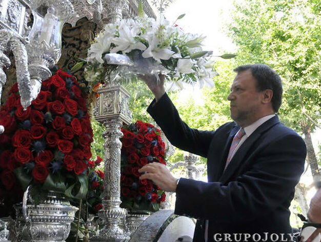 El alcalde en funciones, Alfredo S&aacute;nchez Monteseir&iacute;n, entrega un ramo de flores al simpecado.

Foto: Juan Carlos V&aacute;zquez