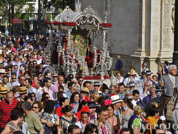 Miles de fieles acompa&ntilde;an al simpecado por las calles del centro.

Foto: Juan Carlos V&aacute;zquez