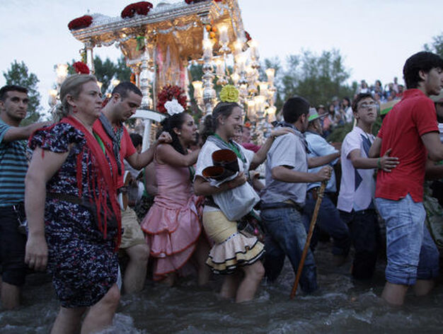 La Hermandad de Triana protagoniza con cientos de peregrinos el multitudinario rito.

Foto: Antonio Pizarro