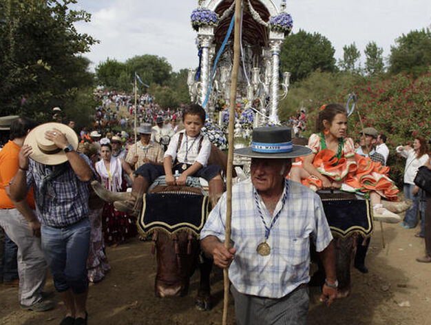 La Hermandad de Triana protagoniza con cientos de peregrinos el multitudinario rito.

Foto: Antonio Pizarro