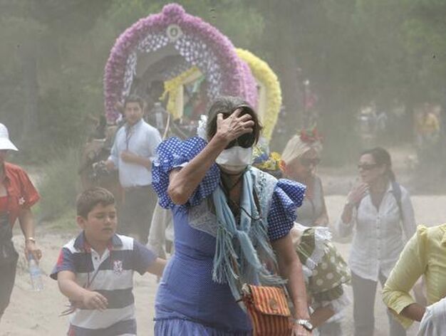 Una romera se protege del polvo del camino con una mascarilla 

Foto: Pascual