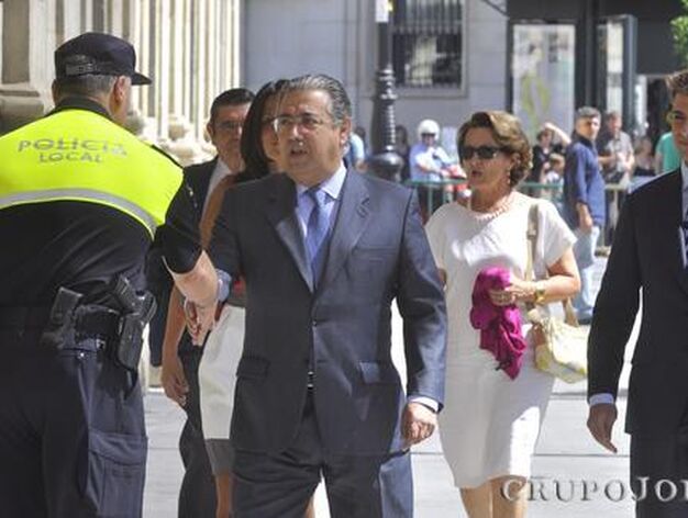 Zoido llega al Ayuntamiento entre silbidos.

Foto: Manuel G&oacute;mez
