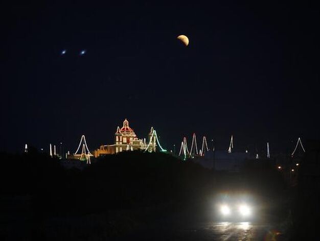 La luna vista en el paisaje de Zetjun, Malta.

Foto: Agencias
