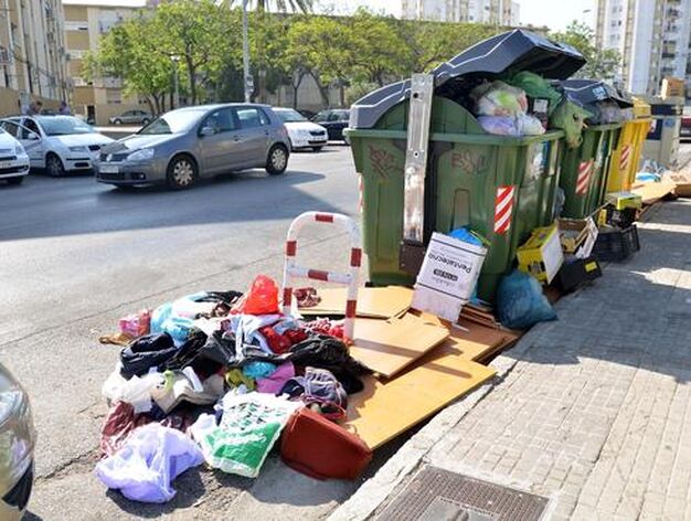 La basura no cabe en los contenedores, en la barriada de La Vid

Foto: Juan Carlos Toro