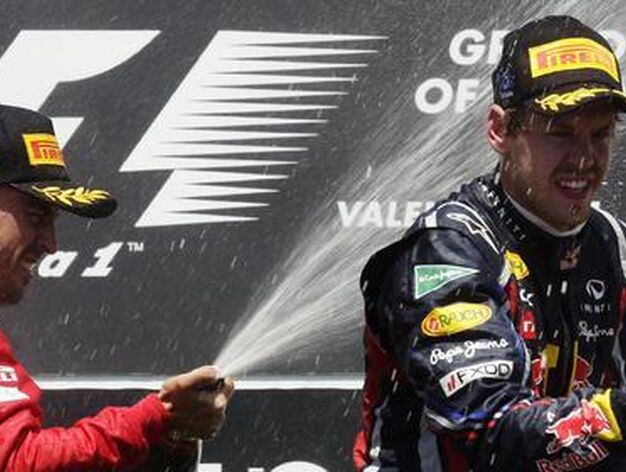 Fernando Alonso y Sebastian Vettel, en el podio del Gran Premio de Europa.

Foto: Reuters