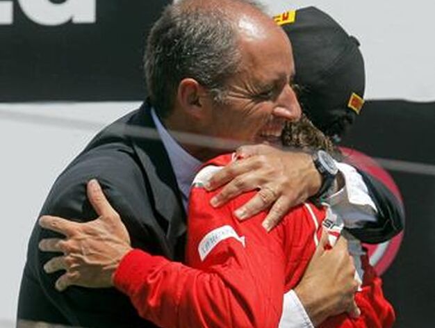 El presidente valenciano, Francisco Camps, felicita a Fernando Alonso.

Foto: EFE