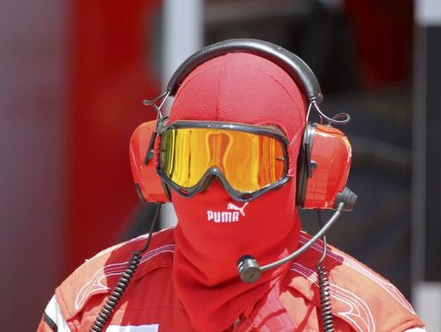 Un miembro del equipo Ferrari.

Foto: AFP Photo