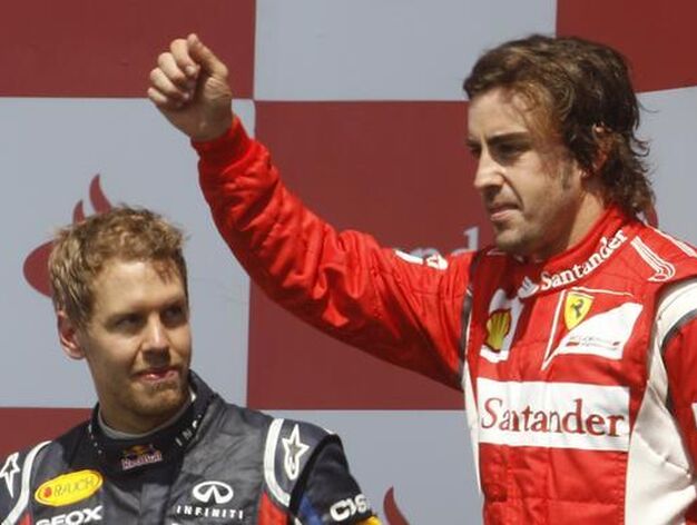 Fernando Alonso celebra la victoria en el Gran Premio de Gran Breta&ntilde;a. A su lado, Sebastian Vettel, que qued&oacute; segundo.

Foto: Reuters