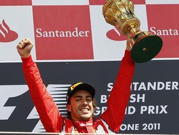 Fernando Alonso celebra su victoria en el Gran Premio de Gran Breta&ntilde;a. 

Foto: EFE