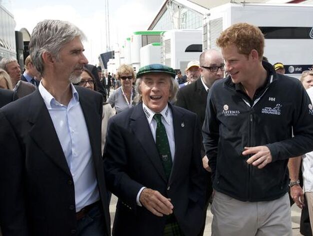 El pr&iacute;ncipe Harry, con los ex pilotos Damon Hill y Jackie Stewart.

Foto: AFP Photo
