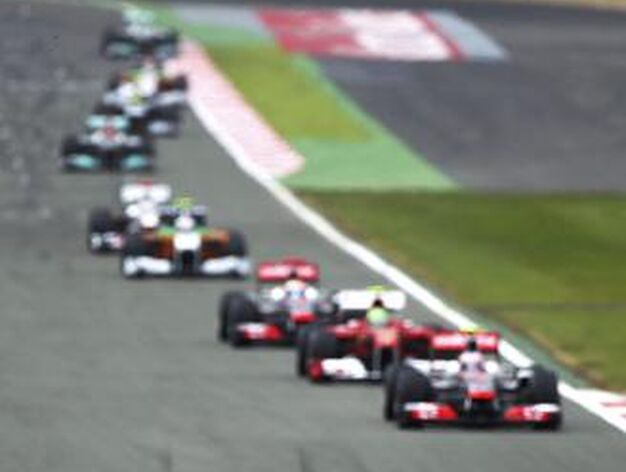 Fernando Alonso, liderando la carrera.

Foto: EFE