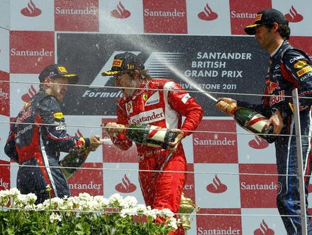 Fernando Alonso celebra su victoria en el Gran Premio de Gran Breta&ntilde;a en el podio junto a Sebastian Vettel, que termin&oacute; segundo, y Mark Webber, tercero.

Foto: EFE