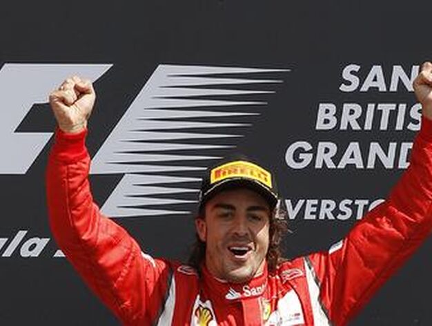 Fernando Alonso celebra la victoria en el Gran Premio de Gran Breta&ntilde;a. 

Foto: Reuters
