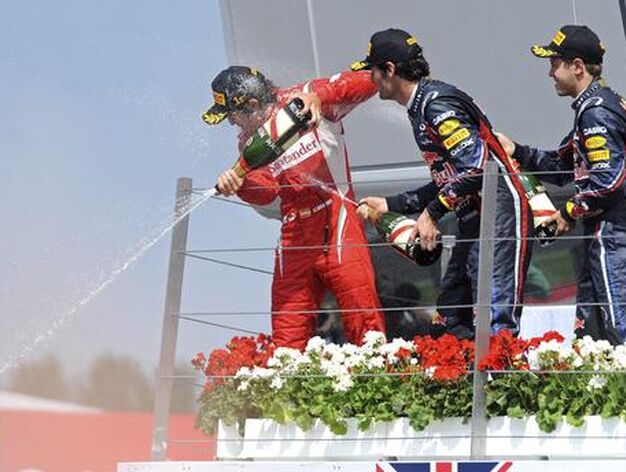 Fernando Alonso celebra su victoria en el Gran Premio de Gran Breta&ntilde;a junto a Mark Webber y Sebastian Vettel.

Foto: EFE
