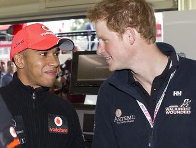 El pr&iacute;ncipe Harry saluda a Lewis Hamilton.

Foto: AFP Photo