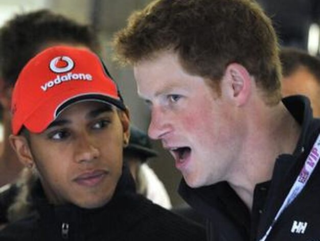 El pr&iacute;ncipe Harry saluda a Lewis Hamilton.

Foto: Reuters