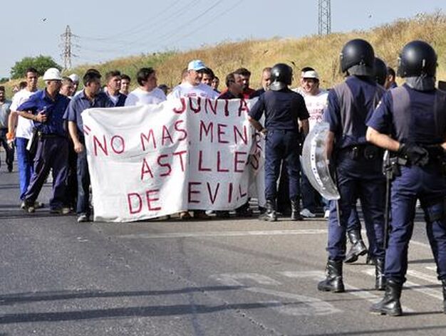 Trabajadores de Astilleros cortan la carretera de la esclusa para protestar por la "no reactivaci&oacute;n" de la carga de trabajo en las instalaciones.

Foto: Manuel G&oacute;mez