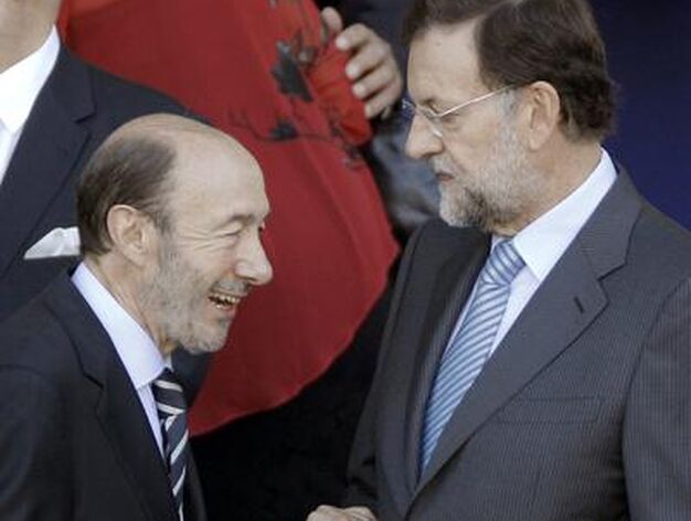 El Rey preside la &uacute;ltima parada militar de Zapatero como presidente. / EFE