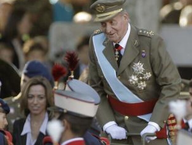 El Rey preside la &uacute;ltima parada militar de Zapatero como presidente. / EFE
