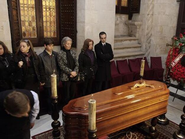 La familia de Diego Puerta vela sus restos mortales en la capilla ardiente instalada en el Ayuntamiento.

Foto: Antonio Pizarro
