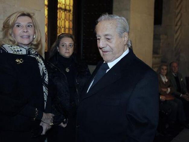 Litri y su esposa asistieron al velatorio del maestro sevillano.

Foto: Antonio Pizarro