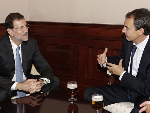 Rajoy charla con Zapatero durante el D&iacute;a de la Constituci&oacute;n. / EFE