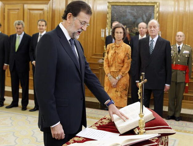 Mariano Rajoy pone la mano sobre la Biblia en un momento de la jura. / EFE
