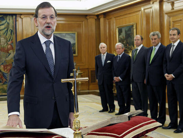 Rajoy pone la mano derecha sobre la Constituci&oacute;n para finalizar su jura. / EFE