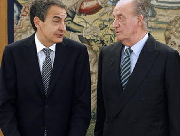 Zapatero dialoga con don Juan Carlos. / EFE