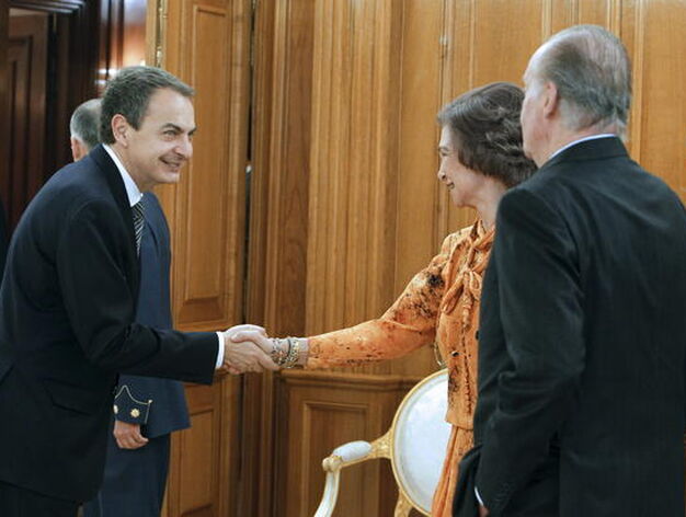 El presidente saliente estrecha la mano a la Reina en presencia del Rey. / EFE