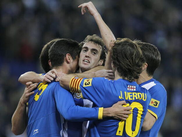 Los jugadores del Espanyol celebran con Verd&uacute; su gol de penalti. / EFE