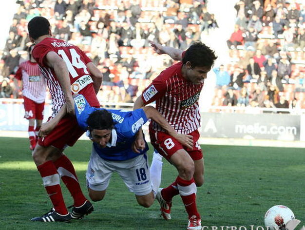 Pablo Redondo cae entre dos defensores.

Foto: LOF