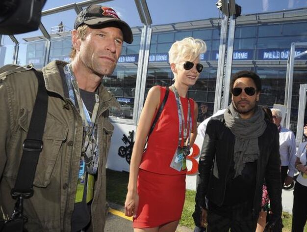 El actor Aaron Eckhart, la representante del GP australiana, Kate Peck, y el cantante Lenny Kravitz.

Foto: EFE