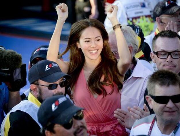 La modelo japonesa Jessica Michibata, novia de Jenson Button, celebra la victoria del brit&aacute;nico.

Foto: EFE