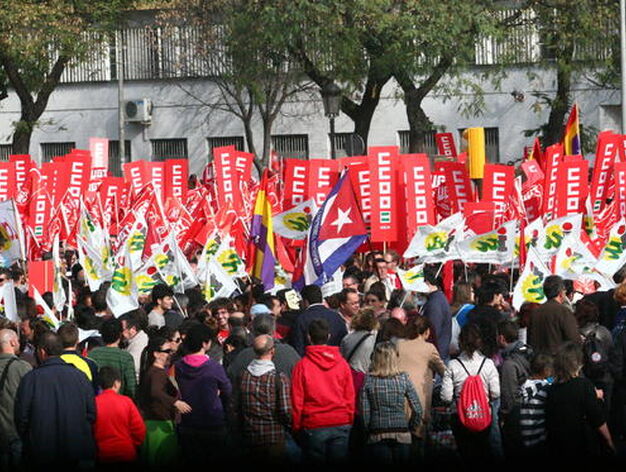 Una marea roja de onubenses clama en la calle contra la reforma laboral