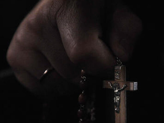 Detalle de un rosario en la mano de un penitente.

Foto: Juan Carlos Vazquez