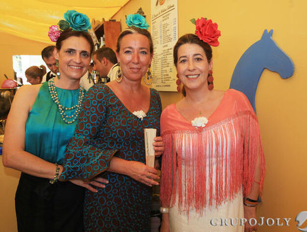 Rosa Joly, Mara Rubio y Marta Rodr&iacute;guez, en la caseta de Diario de Jerez.

Foto: Vanesa Lobo
