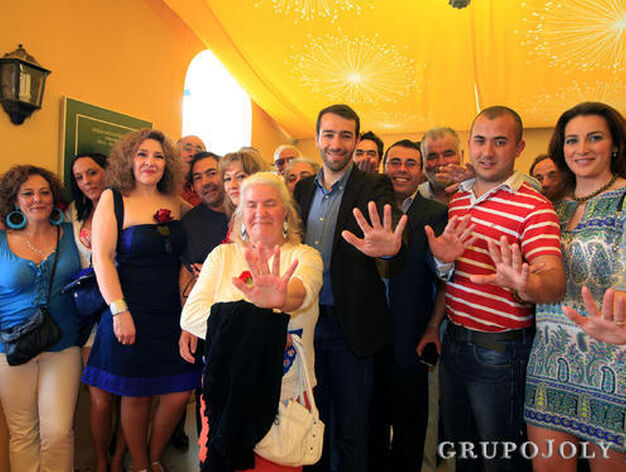 Santiago Casal, l&iacute;der del Partido Andalucista en Jerez, junto a varios miembros del partido, en la caseta de Diario de Jerez.

Foto: Vanesa Lobo
