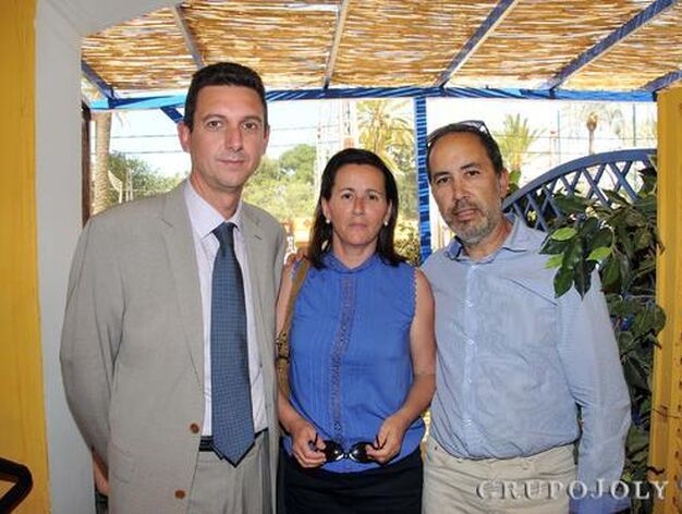 Miguel Berraquero, Carlos P&eacute;rez, empleado del Ayuntamiento de Puerto Real, y su esposa, Josefa Rodr&iacute;guez

Foto: Manuel Aranda