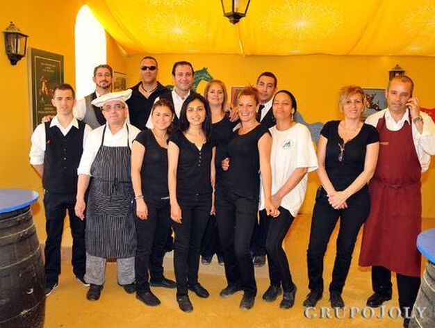 La plantilla de camareros, cocineros y personal de seguridad de la caseta de Diario de Jerez.

Foto: Manuel Aranda