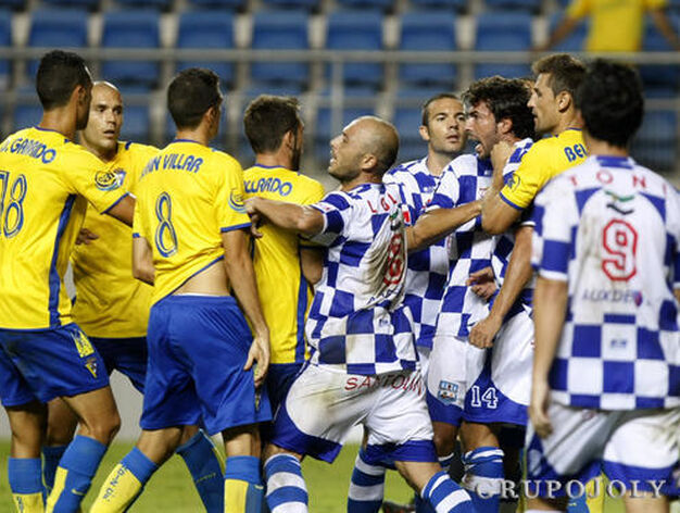 Varios jugadores se encaran tras una falta en el &aacute;rea visitante. 

Foto: Jose Braza