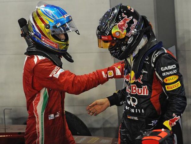 Fernando Alonso felicita a Vettel por su victoria. / AFP Photo