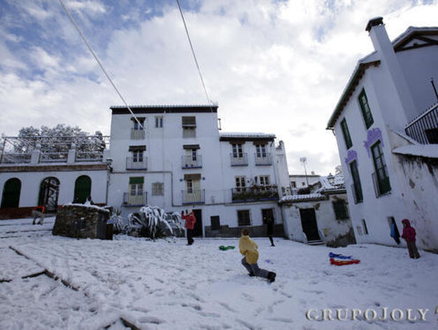 La nieve blanque&oacute; la ciudad en la festividad del 28-F y provoc&oacute; hasta 200 incidencias.

Foto: Lucia Rivas