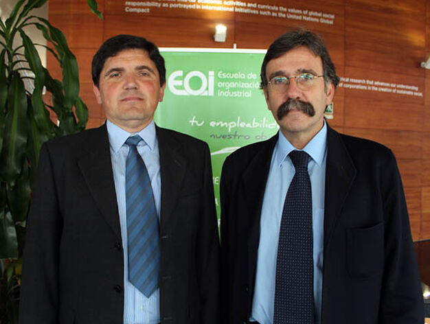 Vicente Osuna (ponente), responsable agroalimentario de Bogaris, y Javier de Domingo Morales, director del &Aacute;rea de Empresa y Desarrollo de Negocio de EOI Sevilla.

Foto: Victoria Ram&iacute;rez