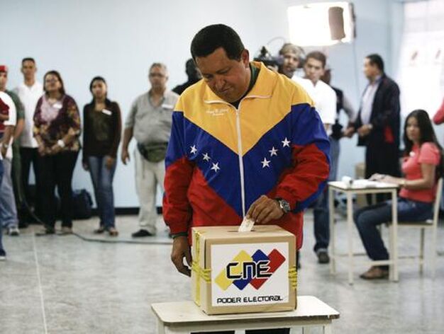 Hugo Ch&aacute;vez votando en los comicios venezolanos.

Foto: Efe/AFP/Reuters