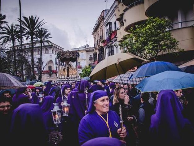 El palio del Traspaso se encamina hacia Letr&aacute;n por la alameda Cristina mientras afloraban los paraguas.

Foto: Manu Garcia