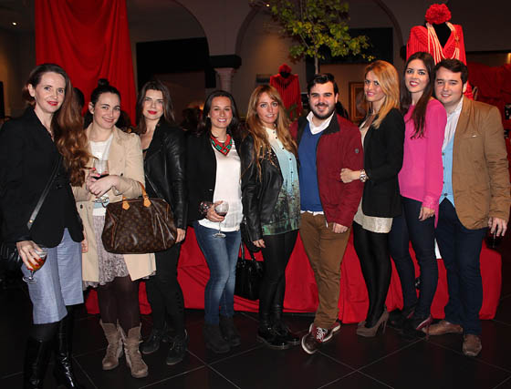 Myriam Hurtado (MYHO); Mar&iacute;a Salinas (Antonio Garc&iacute;a); Sara Moreno (Concesur), la dise&ntilde;adora de moda flamenca Patricia Bazarot, finalista en Simof; y los blogueros Mar&iacute;a Cobo (Calamity Cool), Alejandro Bec&eacute; (Escaparate de Moda); Silvia de Carri&oacute;n (No me entiendas, s&oacute;lo qui&eacute;reme), Claudia Alfaro (Entre Cirios y Volantes) y Cayetano G&oacute;mez (Ay Maricruz!).

Foto: Victoria Ram&iacute;rez