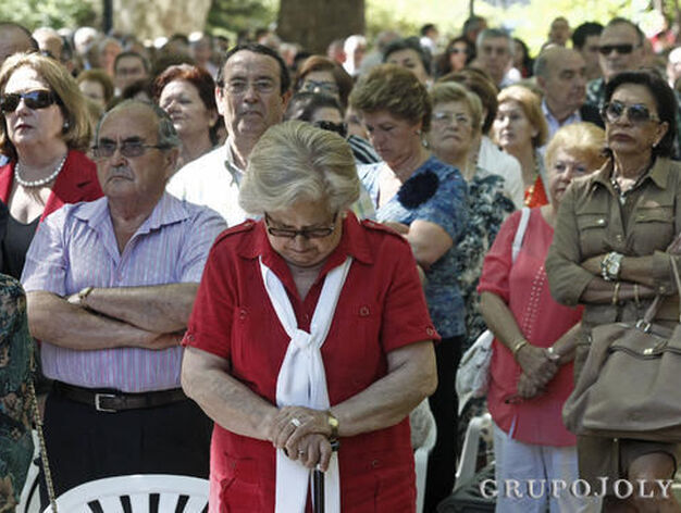 M&aacute;s de 400 personas acuden a la misa en el parque Mar&iacute;a Cristina de Algeciras.

Foto: Erasmo Fenoy